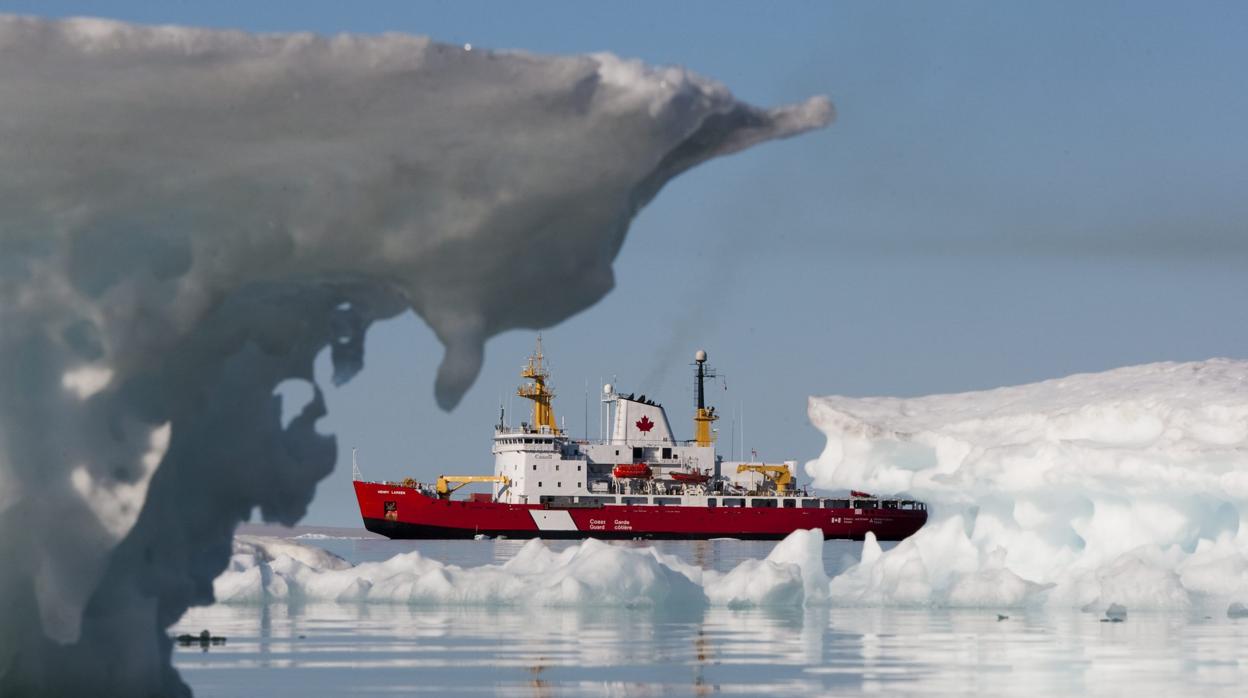 Guardacostas canadiense en la región de Nunavut, en el Ártico