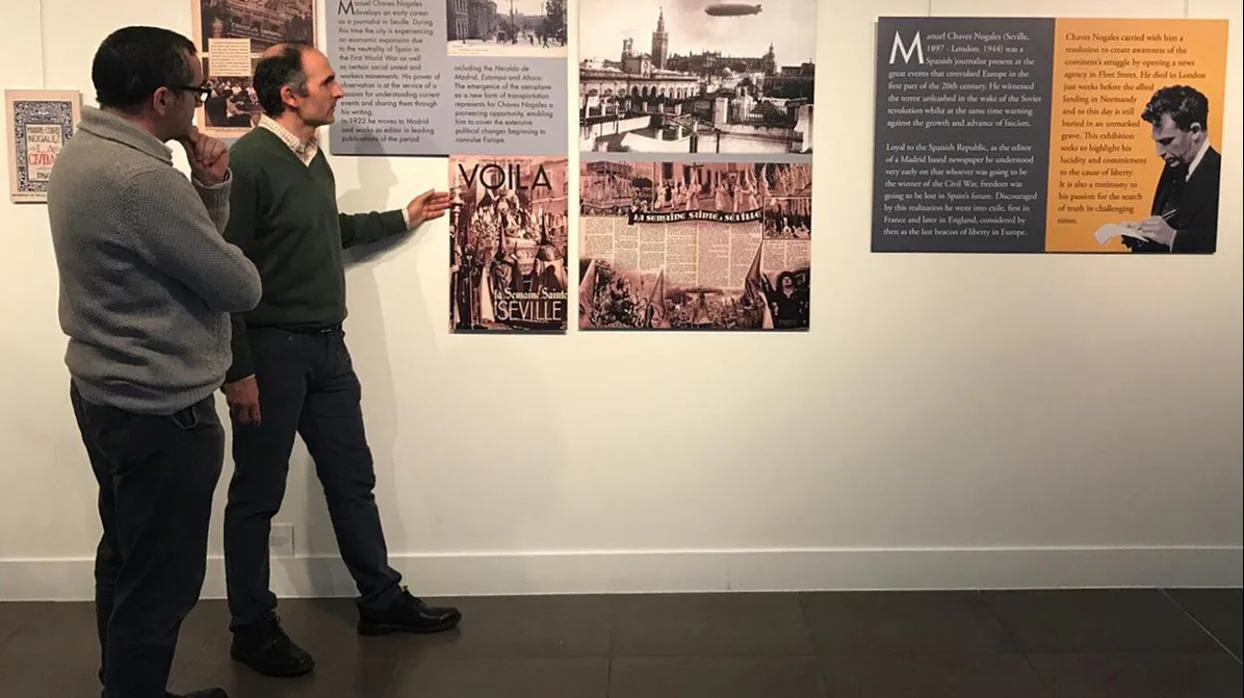 El director del Cicus, Luis Méndez, en la galería londinense, ultimando los detalles de la exposición
