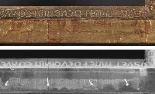 Detalle del marco con luz normal (arriba) y abajo, la misteriosa inscripción que muestra la radiografía