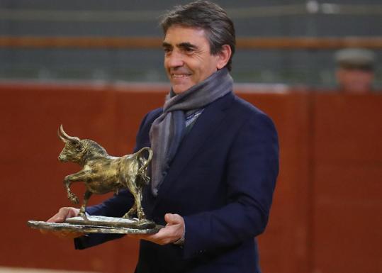 Victorino Martín, con el premio al toro más bravo, por el lidiado en tercer lugar