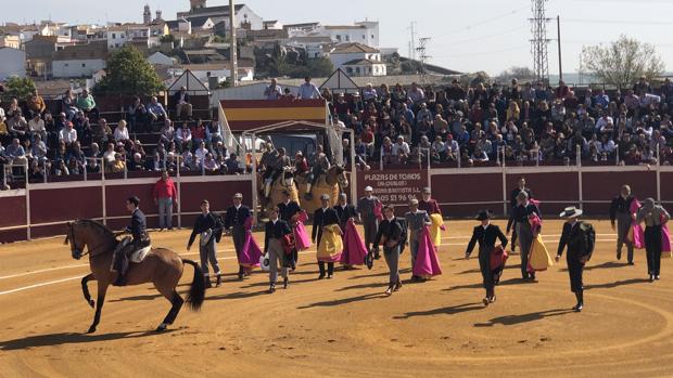 Gerena recupera los toros y llena la plaza en un festival con los toreros locales