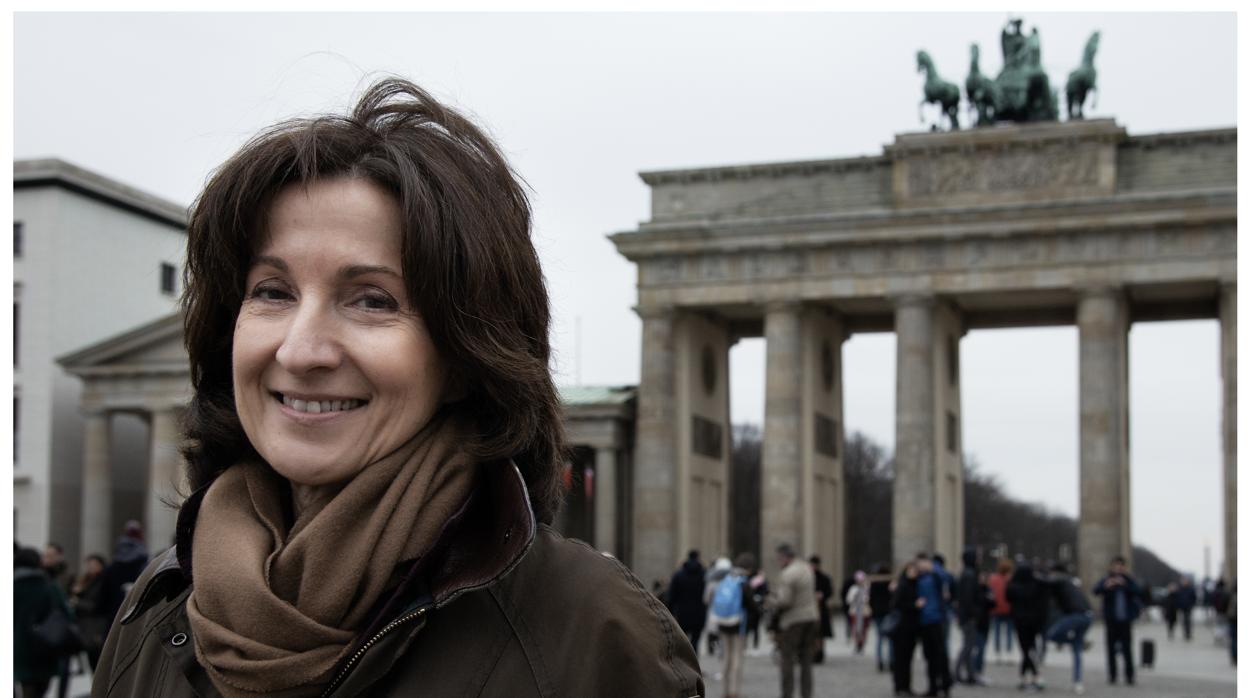 La escritora Paloma Sánchez-Garnica, fotografiada en Berlín, delante de la Puerta de Brandeburgo