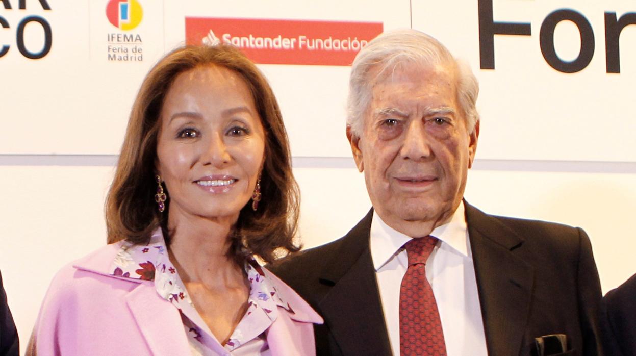 Mario Vargas Llosa con Isabel Preysler esta mañana en ARCO