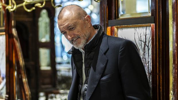 Podemos pide a Pérez Reverte que ceda su puesto en la RAE a una mujer