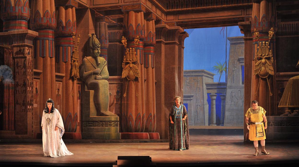 Una imagen de «Aida» con los legendarios decorados de Mestres Cabanes