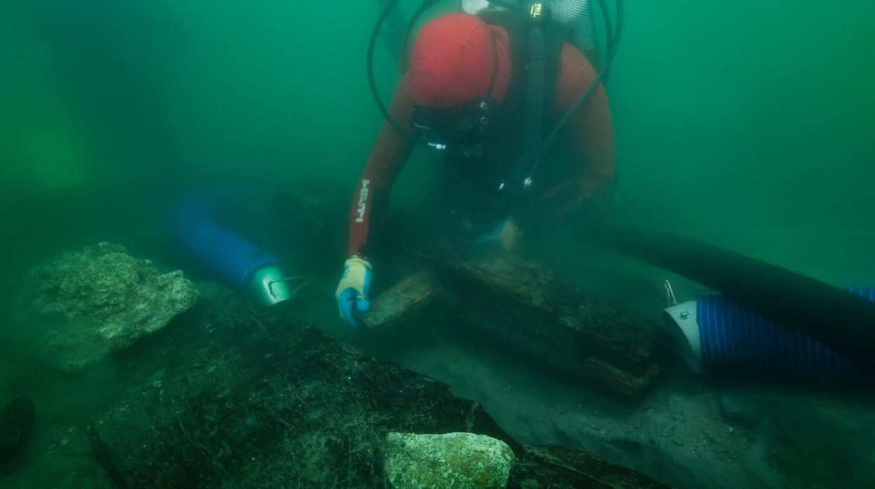 Un arqueólogo inspecciona la quilla del pecio descubierto en las aguas que rodean el puerto de Thonis Heracleio