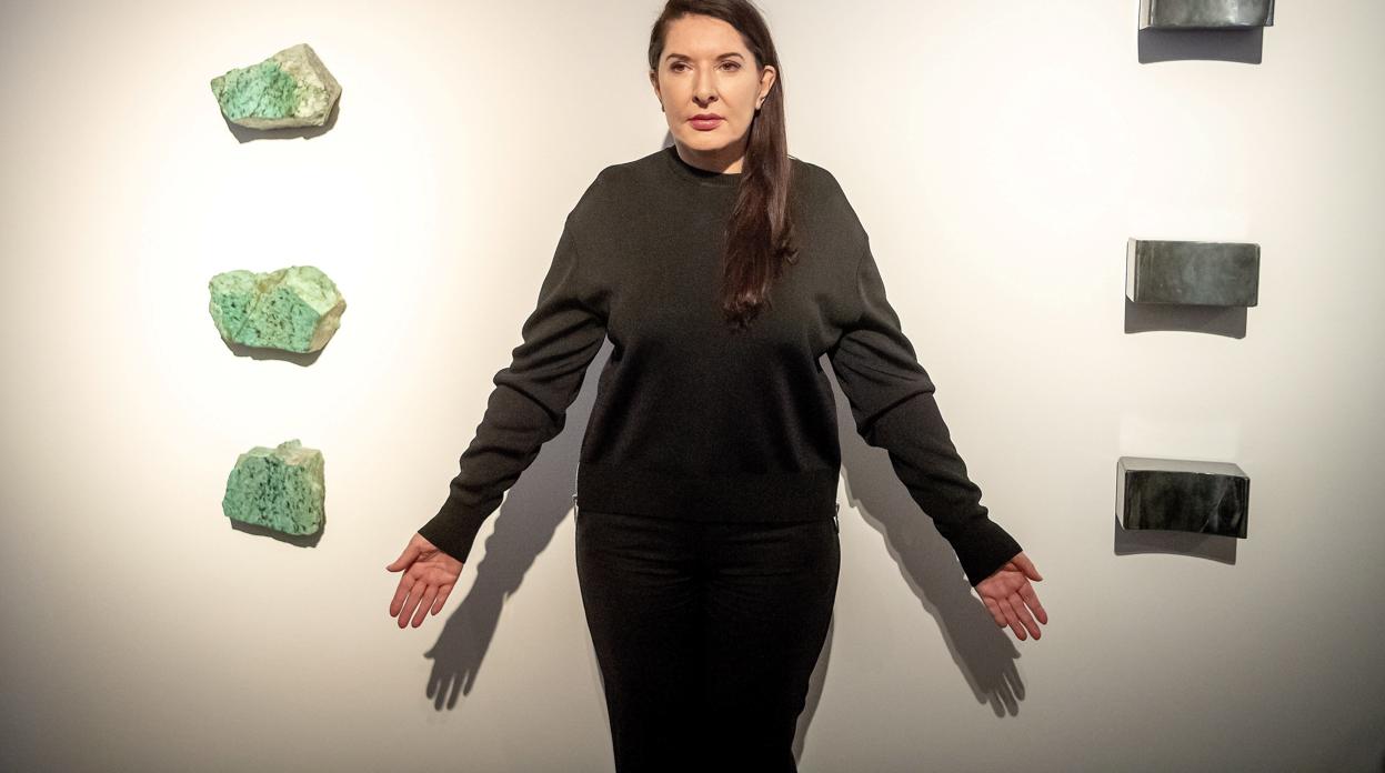 Marina Abramovic posa para los fotógrafos durante la presentación a los medios de la exposición «The Cleaner» («El limpiador») en el Centro de Arte Contemporáneo de Torun (Polonia)