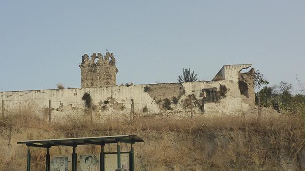 Reconstruyen una esquina del castillo de Torremelgarejo con chapa metálica