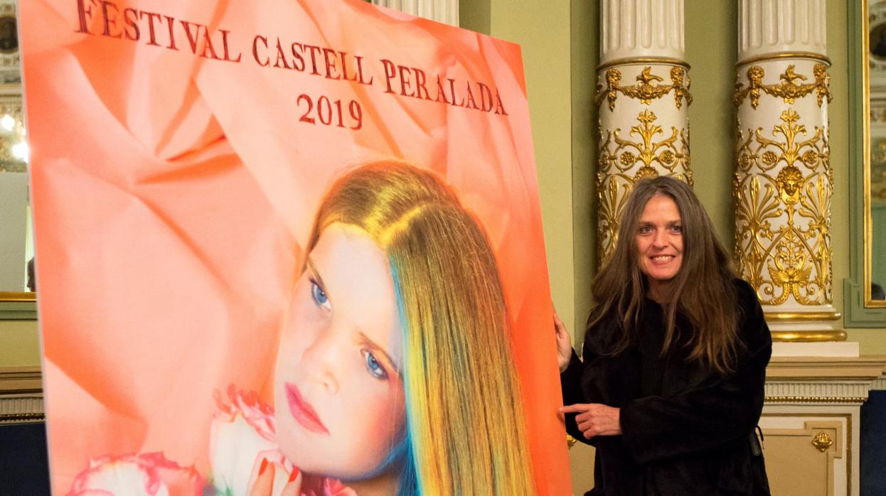 La artista Ouka Leele posa con el cartel que ha realizado para la 33 edición del Festival Castell de Peralada