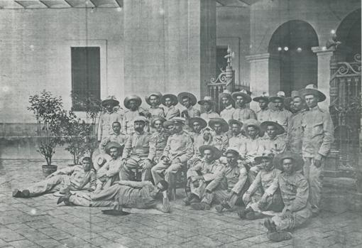 Los oficiales y soldados que formaron la guarnición de Baler, a su llegada a Barcelona en 1898