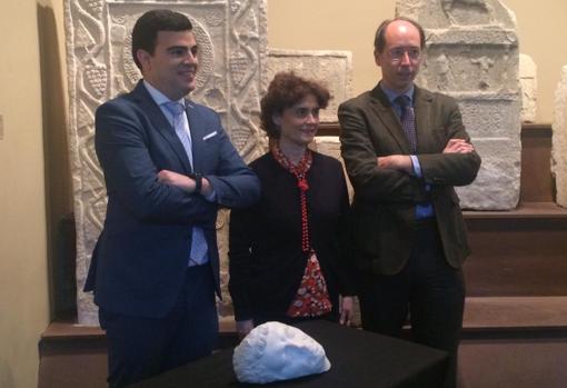 Luis Romero y Javier Andreu, junto a Mercedes Jover, del Museo de Navarra