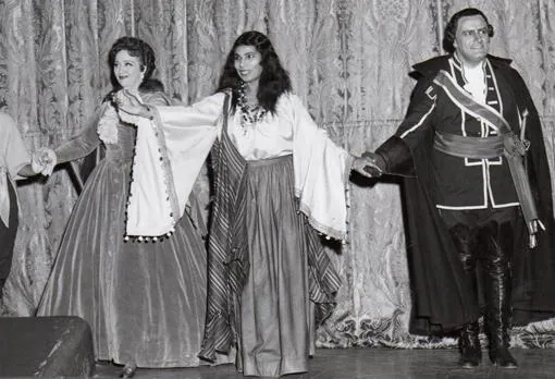 Marian Anderson saluda tras el estreno de «Un ballo in maschera», entre Zinka Milanov y Leonard Warren
