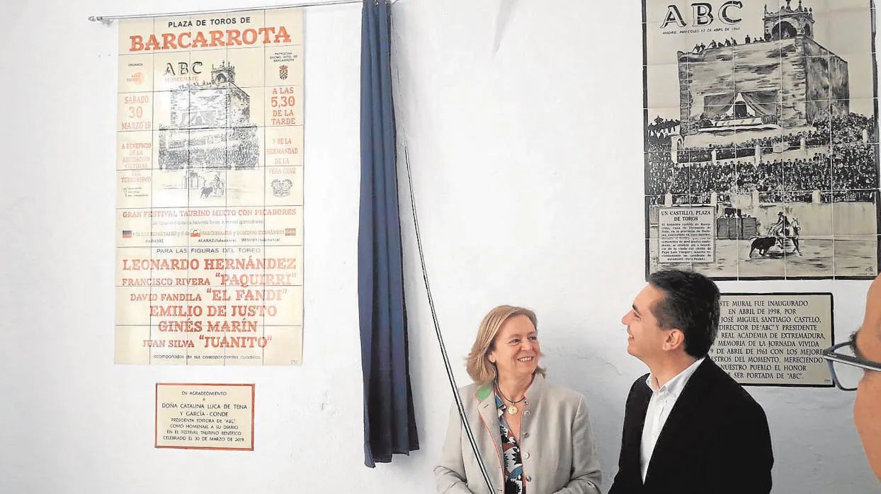 La presidenta editora de ABC, Catalina Luca de Tena, y el alcalde de Barcarrota, Alfonso Macias, junto a los azulejos en homenaje a nuestro diario
