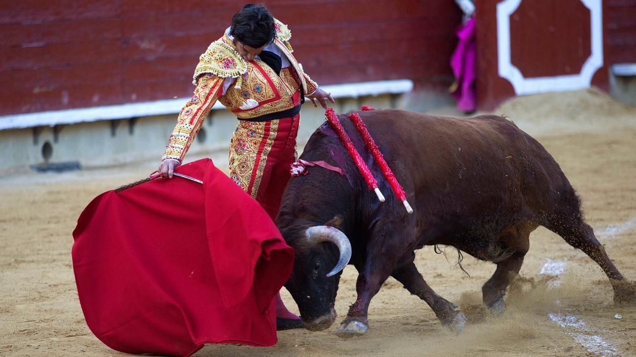 Sentido derechazo de Morante al cuarto toro