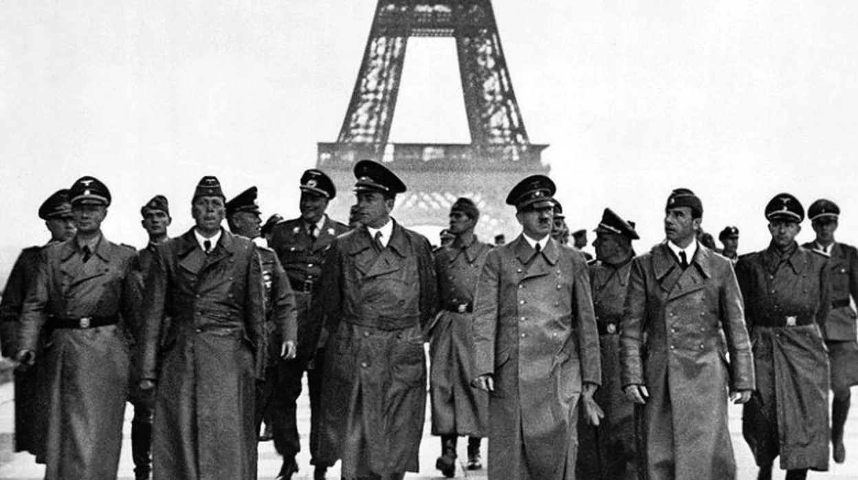 Hitler junto a la Torre Eiffel en 1940
