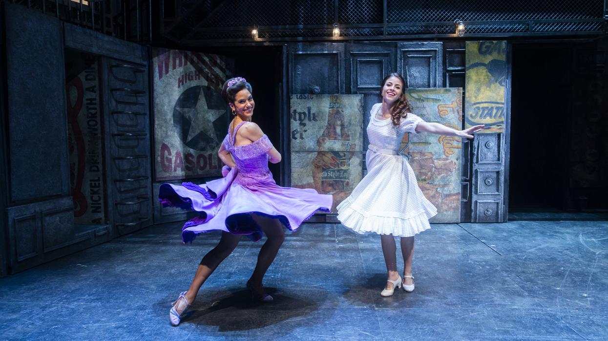 Silvia Álvarez y Talía del Val, en el escenario del Teatro Calderón, donde se representa «West Side Story»