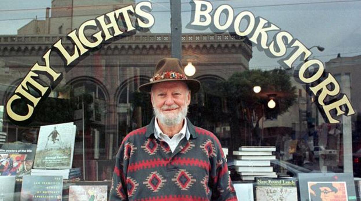 Lawrence Ferlinghetti, delante de la librería City Lights, que fundó en San Francisco en la década de 1950
