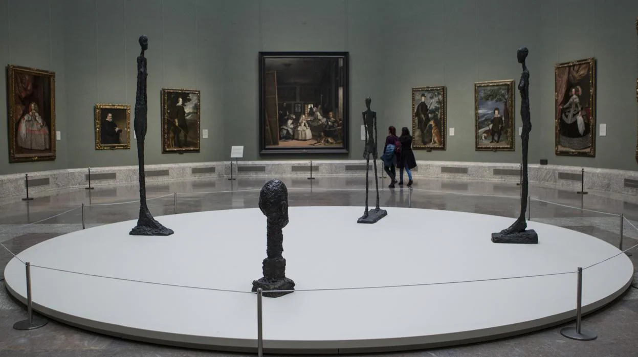 Cuatro esculturas de Giacometti, en la sala XII del Prado, con «Las Meninas» al fondo