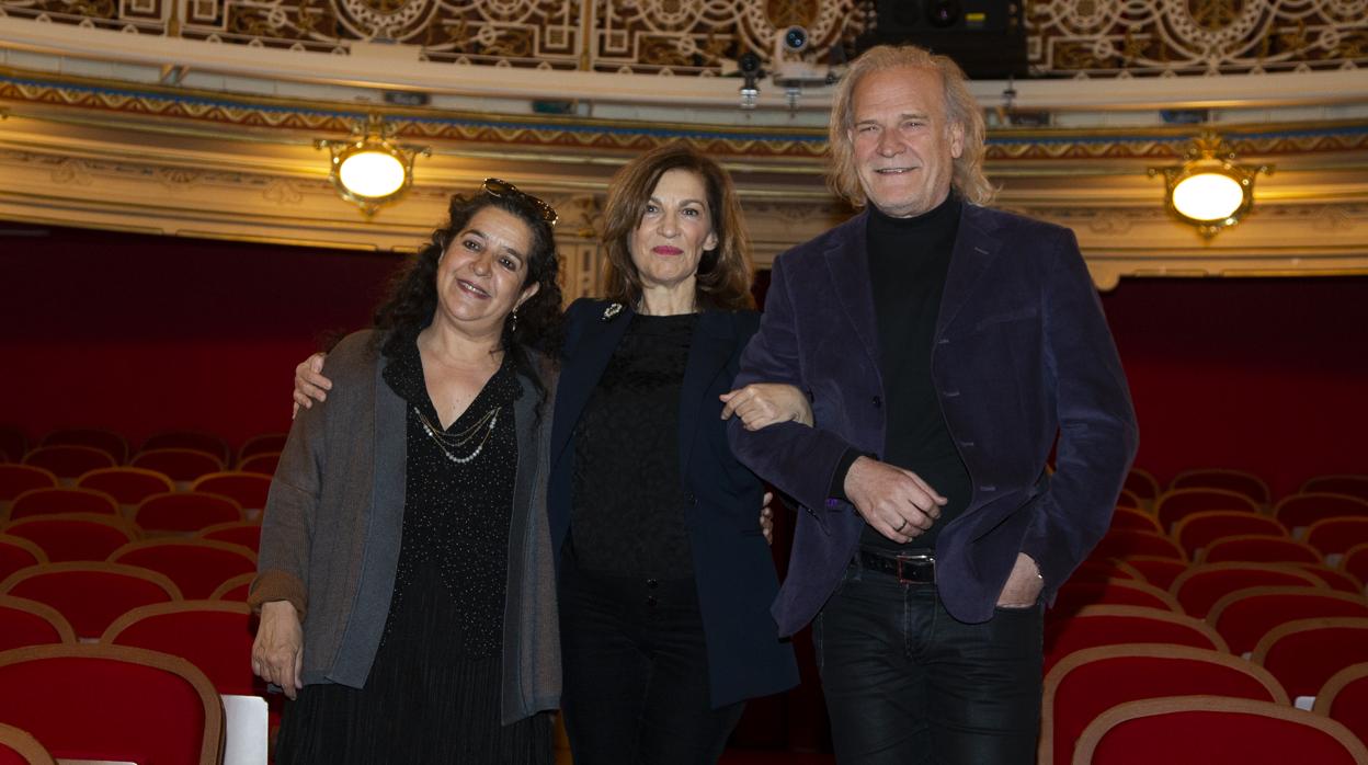 Amaya de Miguel, directora general del Inaem (en el centro), rodeada por Helena Pimenta y Lluís Homar, directores saliente y entrante respectivamente de la Compañía Nacional de Teatro Clásico