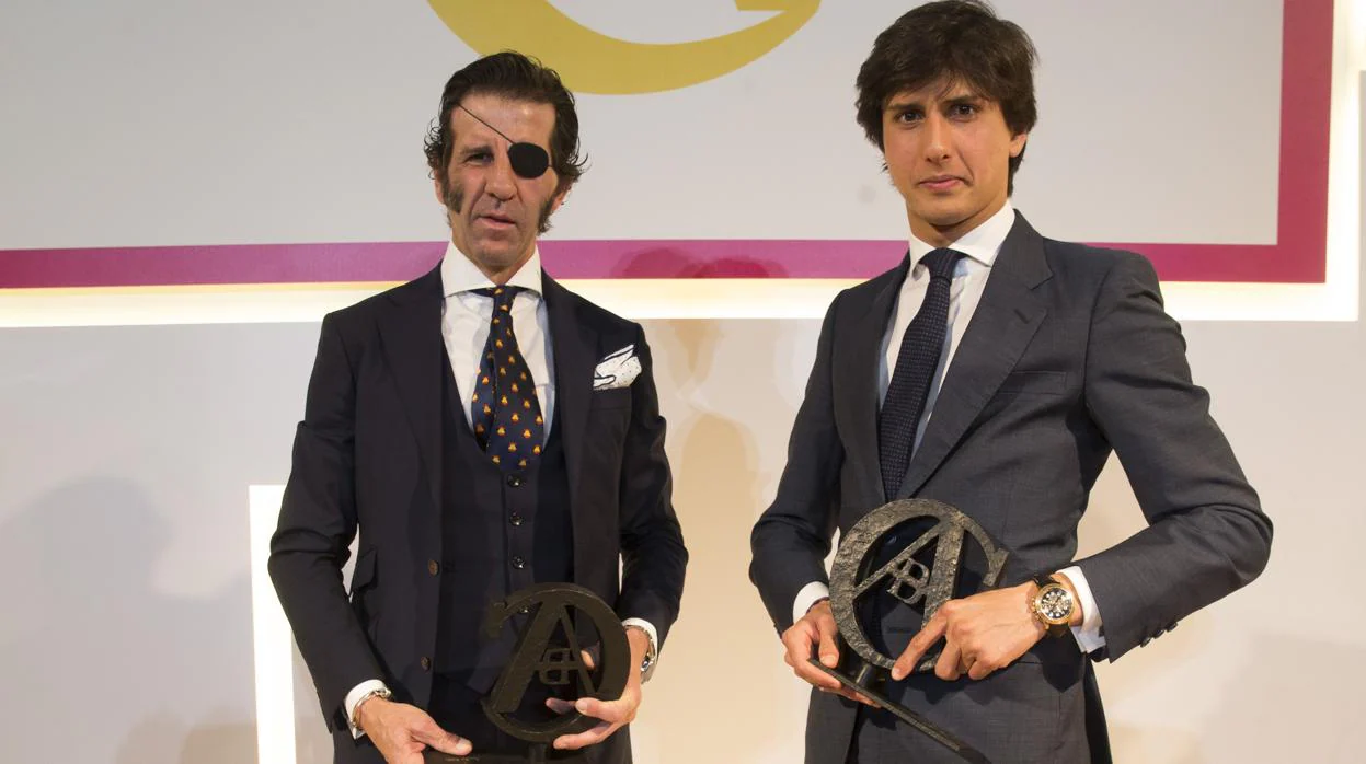 Juan José Padilla y Anrés Roca Rey posan con el trofeo de ABC