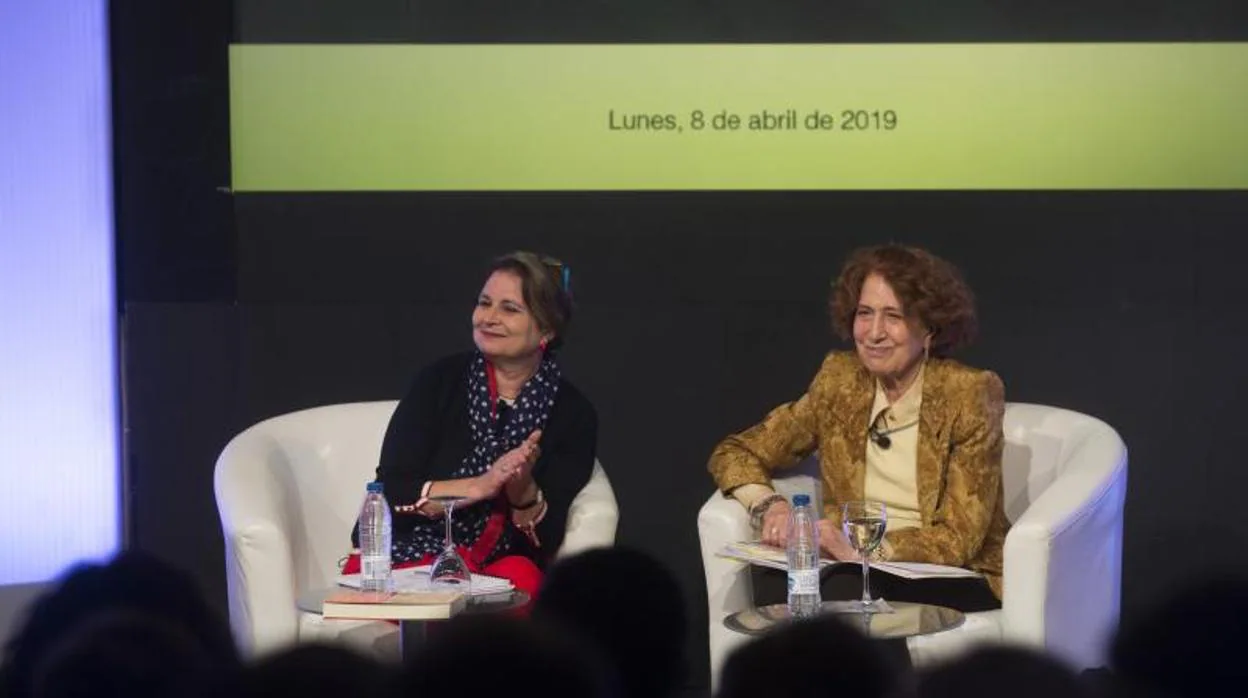 Elvira Roca Barea, escritora, y Carmen Iglesias, directora de la Real Academia de Historia