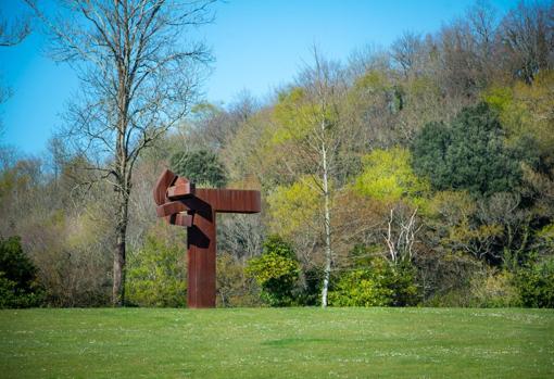 Lotura XXXII, 1998 acero corten ©Zabalaga Leku