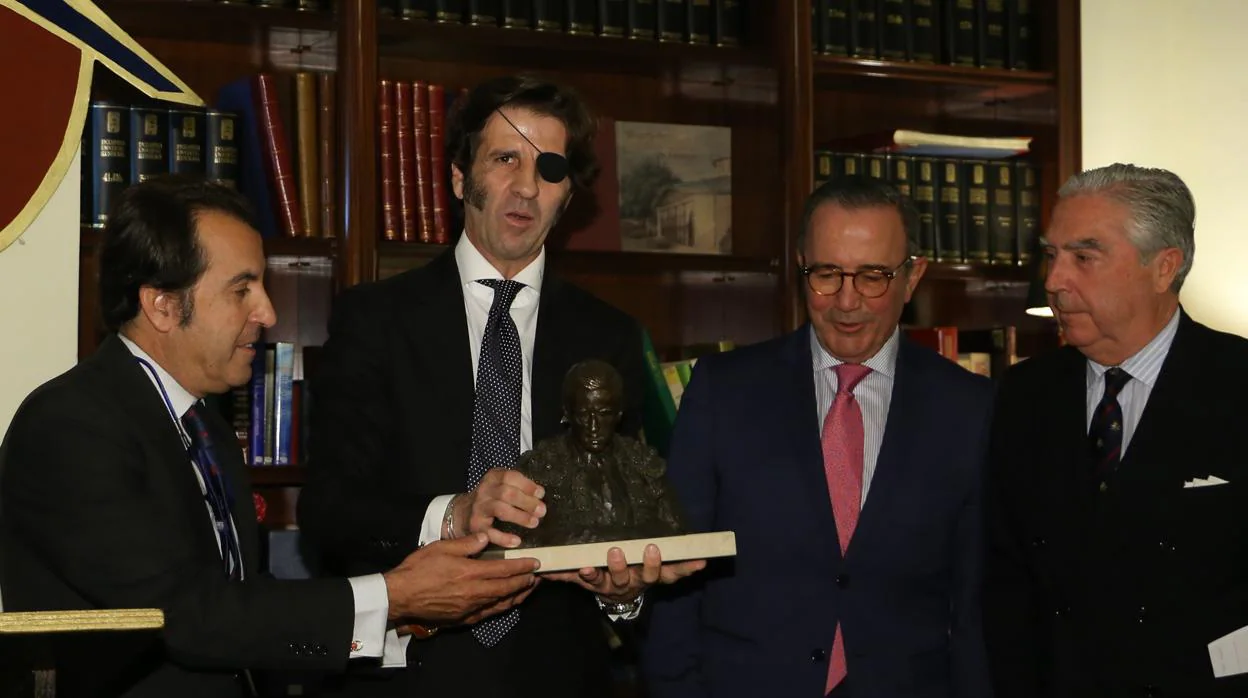 El diestro recoge el premio junto a Manuel Vázquez, Gómez de Salazar y Moreno de la Cova -