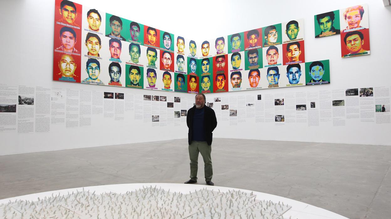 El artista chino Ai Weiwei posa al final de una rueda de prensa sobre su exposición «Restablecer Memorias»