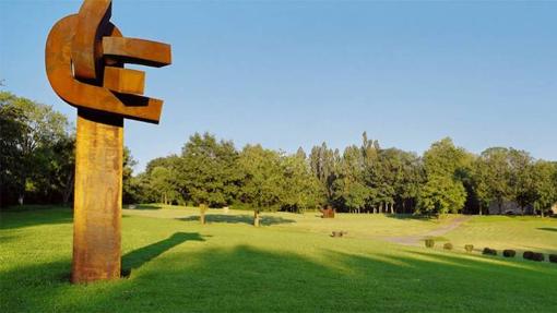 Escultura de Chillida en el espacio Chillida Leku