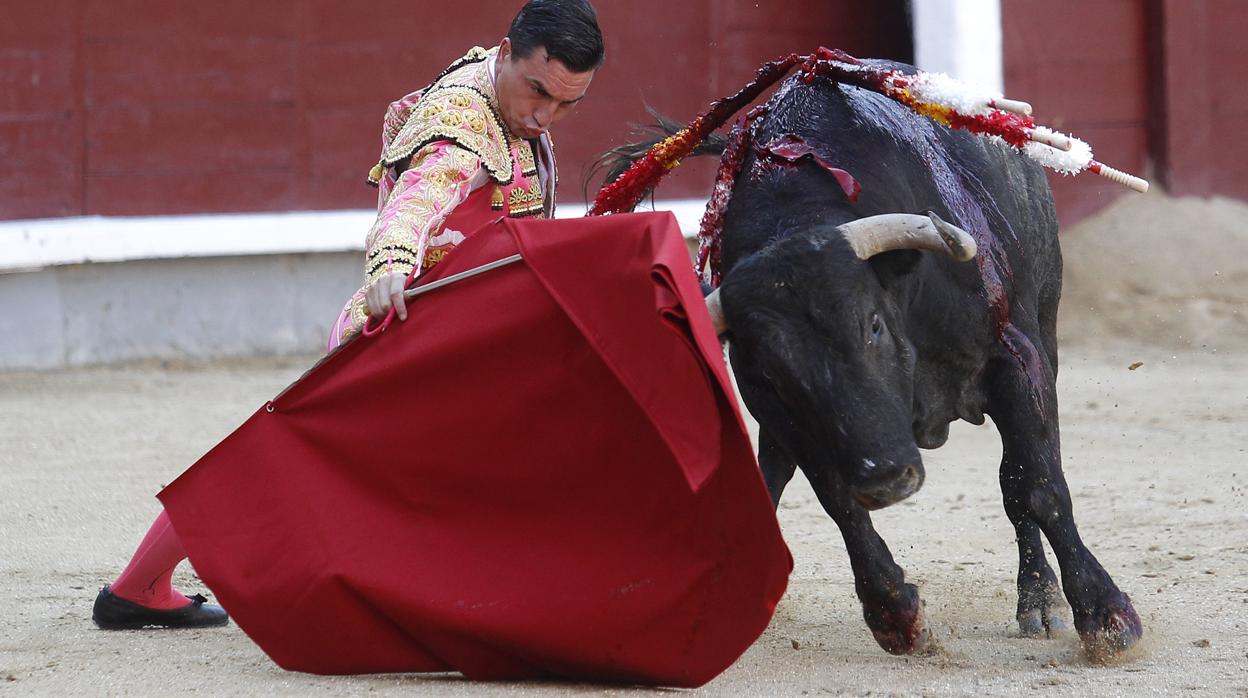 Octavio Chacón, en el inicio de faena al toro