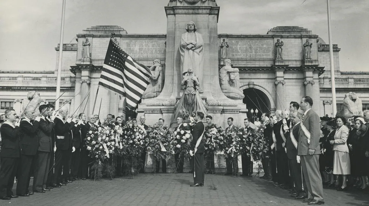 Homenaje a Colón el 12 de octubre de 1942 ante el monumento dedicado al navegante en Washington