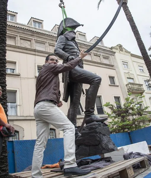 La estatua de Menacho, héroe de la Independencia, obra de Salvador Amaya, se instala en Badajoz