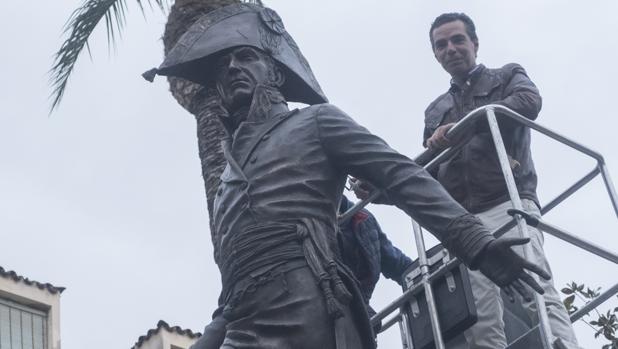 La estatua de Menacho, héroe de la Independencia, obra de Salvador Amaya, se instala en Badajoz