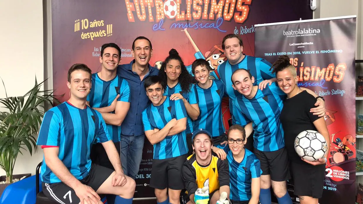 Roberto Santiago (con camisa azul oscuro, tercero por la iquierda) posa con el reparto del musical