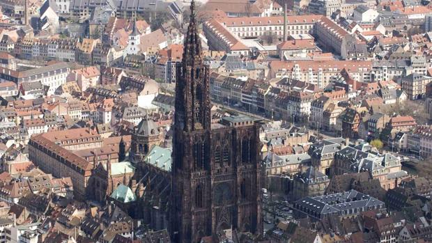 Un dron se queda atascado en la aguja de la catedral de Estrasburgo