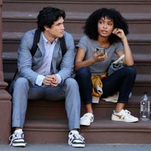 Yara Shahidi y Charles Melton