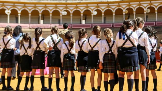 Más de mil escolares aprenden a torear en la Maestranza de Sevilla