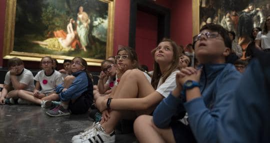 Un grupo de niños, ayer en una de las salas del Prado