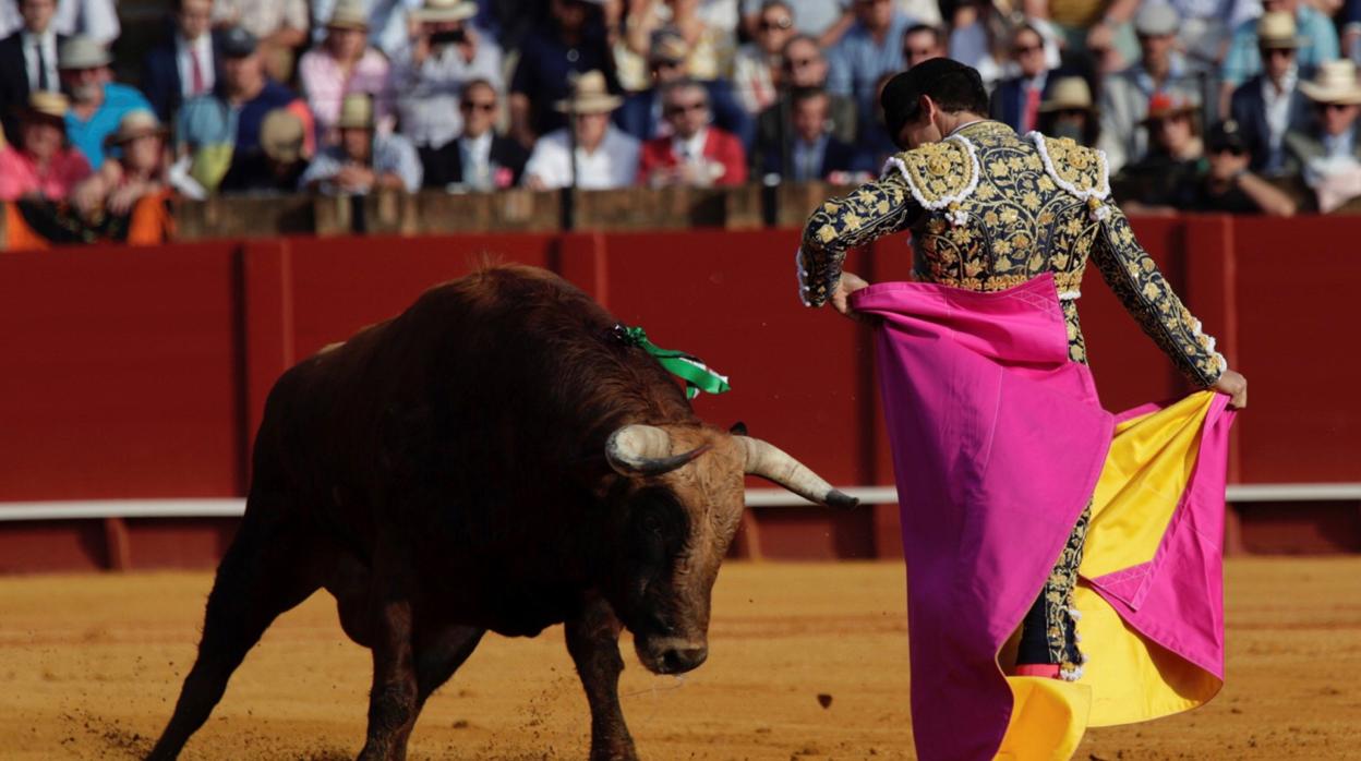 El diestro Ginés Marín durante la faena al primer toro de su lote en la novena corrida de abono de la Feria de Abril de Sevilla