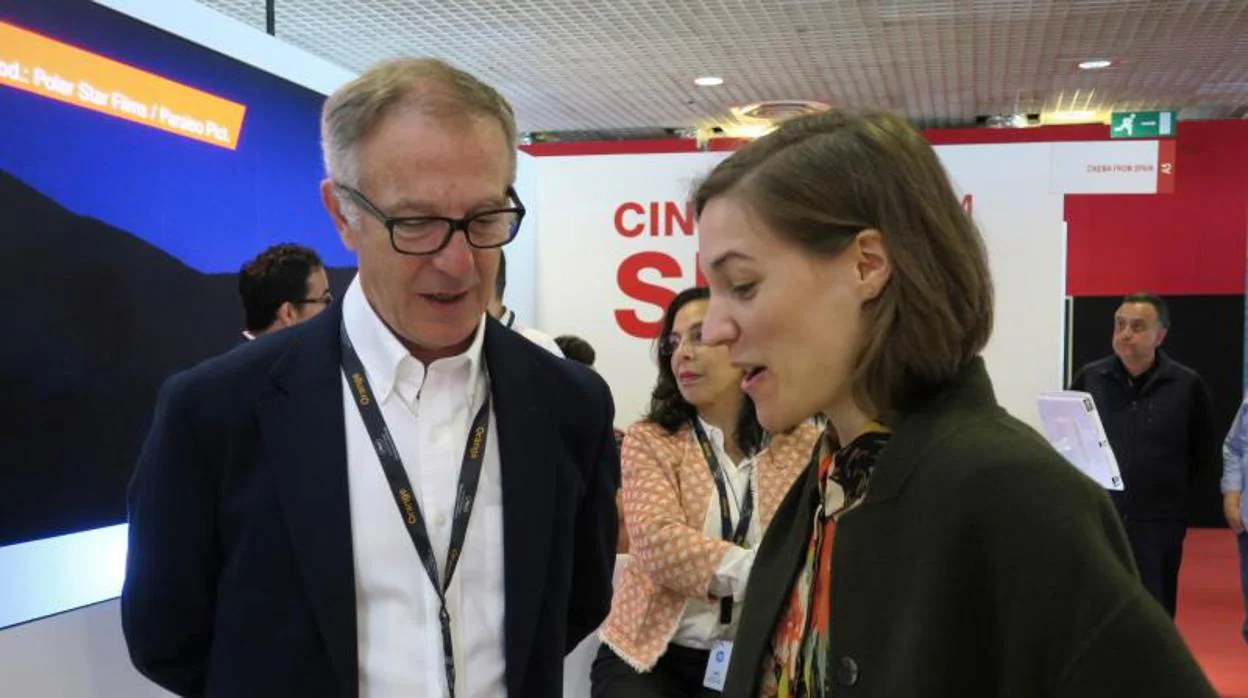 El ministro de Cultura y Deporte, José Guirao, conversa con la directora catalana Carla Simón en el estand de España en el Festival de Cannes
