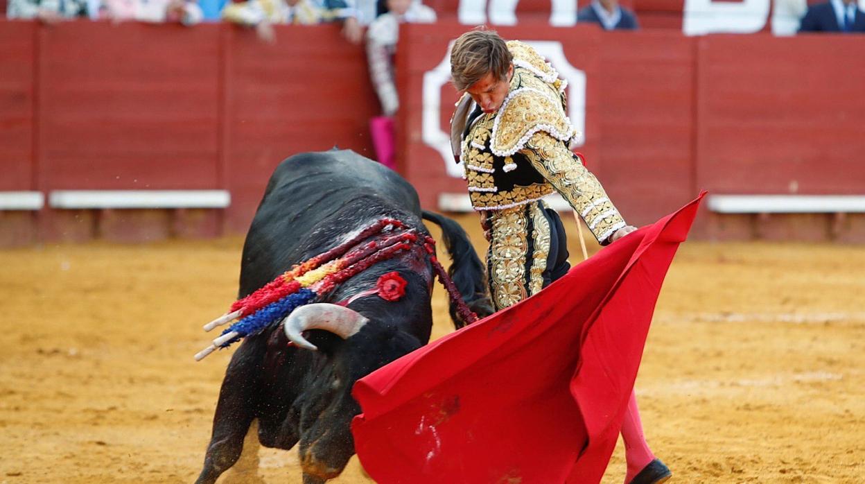 El Juli en su faena con la muleta durante la corrida celebrada en la plaza de toros de Jerez de la Frontera