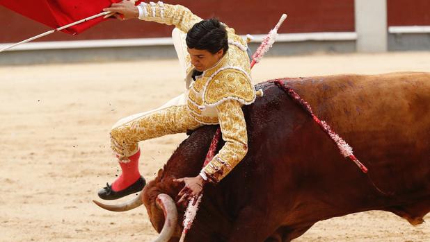 En directo, Feria de San Isidro: horrible cogida a Pablo Aguado con un sobrero