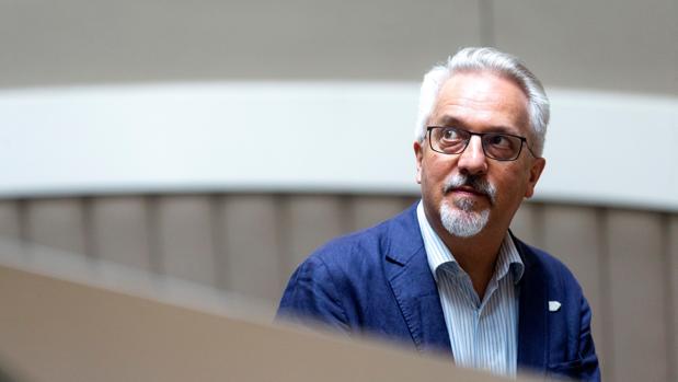 Alan Hollinghurst: «Durante el Blitz, el miedo a morir despertaba una carga erótica bastante significativa»