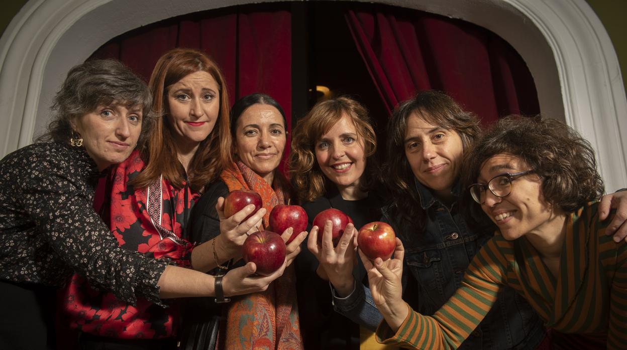 Deborah Macías, Ana Graciani, Eva Yerbabuena, Mafalda Bellido, Ana Zamora y Lucía Miranda, en el teatro Reina Victoria de Madrid