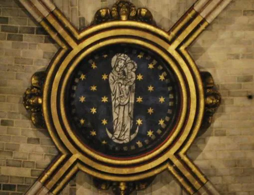Clave de bóveda de Notre Dame, antes del incendio, con los cuatro querubines dorados