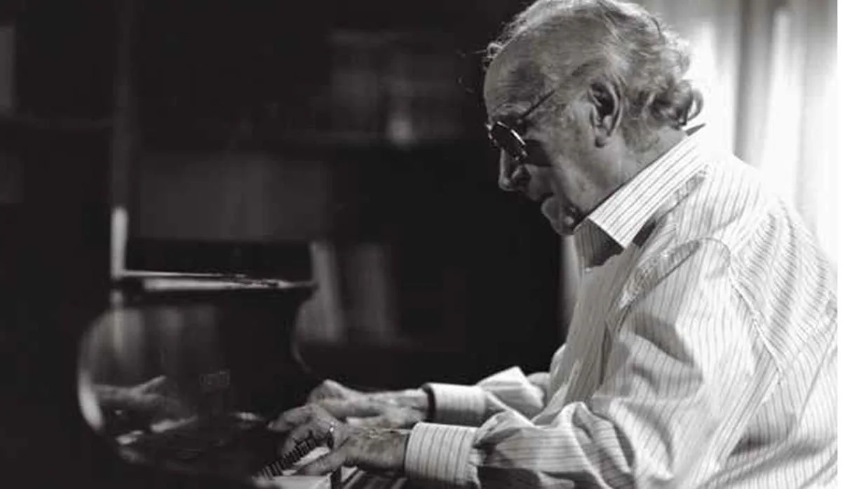 Joaquín Rodrigo, al piano en una imagen del documental canadiense «Shadows &amp; Light»