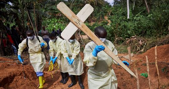 Fosas para enterrar a víctimas del ébola en el Congo