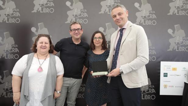 La Feria del Libro premia a ABC de Sevilla por su difusión de la literatura