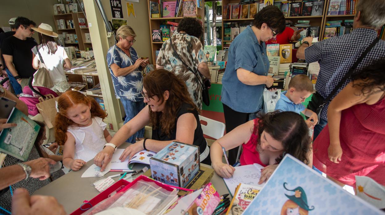 Niños disfrutando el sábado de las actividades de la Feria del Libro de Sevilla