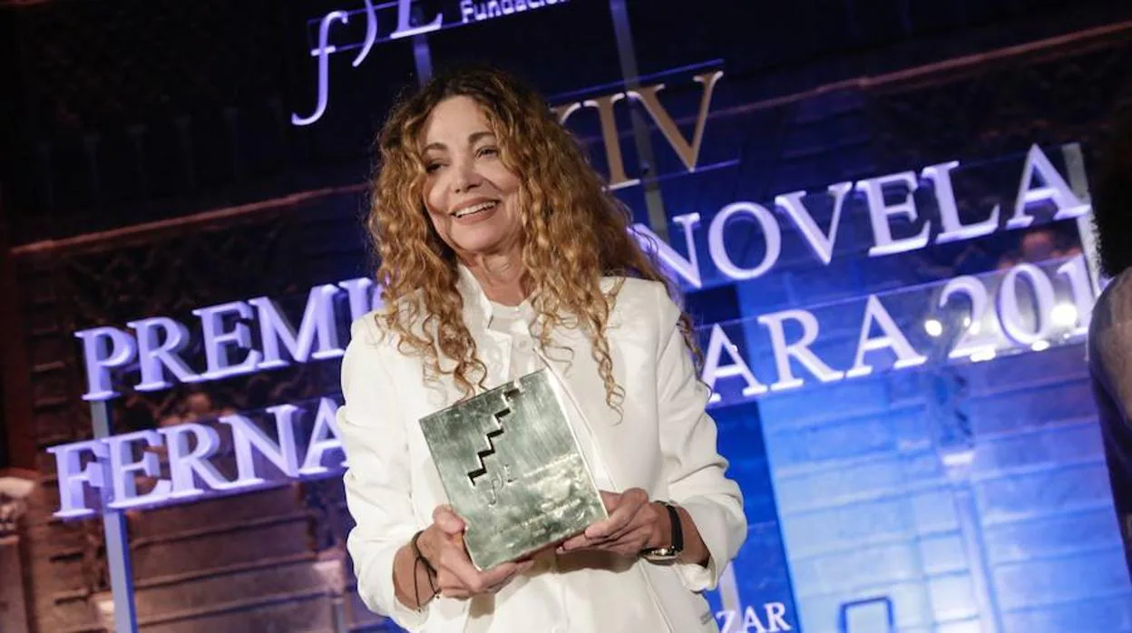 Ángela Becerra (Cali, 1957) recoge el premio Fernando Lara , obtenido con «Algún día., hoy»
